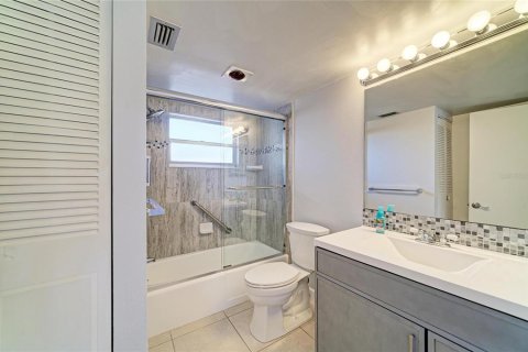 Condo in Sarasota, Florida, 1 bedroom № 2151805 - photo 26