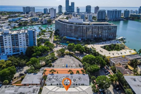 Снять в аренду квартиру в Майами-Бич, Флорида 1 спальня, 69.68м2, № 1984313 - фото 1