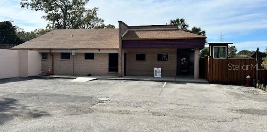 Commercial property in Apopka, Florida 239.69 sq.m. № 2098328