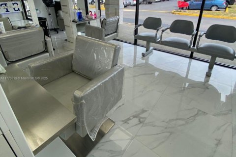 Propiedad comercial en venta en Hialeah, Florida № 1691709 - foto 9