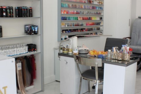 Propiedad comercial en venta en Hialeah, Florida № 1691709 - foto 16
