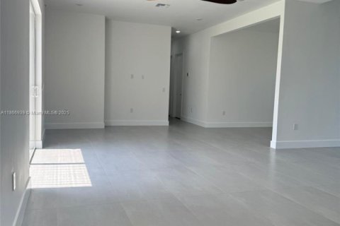 Casa en alquiler en Cape Coral, Florida, 3 dormitorios, 182.55 m2 № 1979514 - foto 28