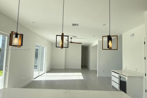 Casa en alquiler en Cape Coral, Florida, 3 dormitorios, 182.55 m2 № 1979514 - foto 18