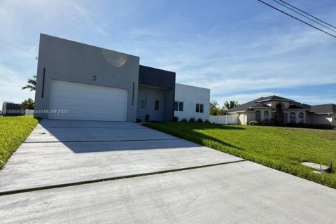 Casa en alquiler en Cape Coral, Florida, 3 dormitorios, 182.55 m2 № 1979514 - foto 1