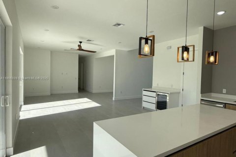 Casa en alquiler en Cape Coral, Florida, 3 dormitorios, 182.55 m2 № 1979514 - foto 22