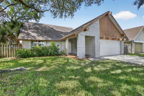 Casa en venta en Sunrise, Florida, 4 dormitorios, 182.09 m2 № 2247287 - foto 2