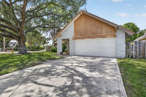Casa en venta en Sunrise, Florida, 4 dormitorios, 182.09 m2 № 2247287 - foto 4