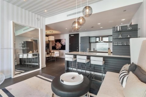 Condo in Miami, Florida, 2 bedrooms  № 2052728 - photo 12