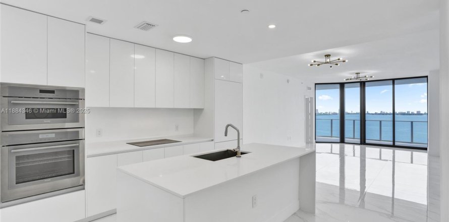 Кондоминиум с 3 спальнями в Майами, Флорида № 1942170