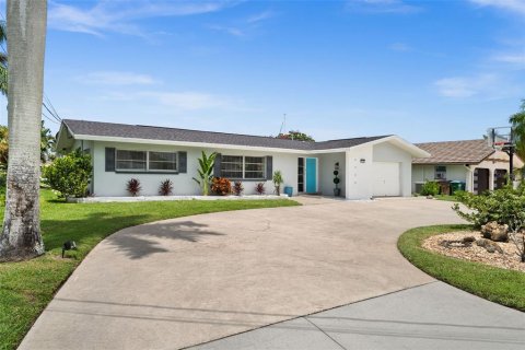 House in Cape Coral, Florida 2 bedrooms, 118.45 sq.m. № 1852451 - photo 1