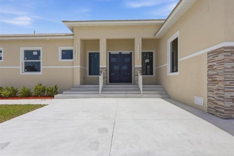 House in Port Charlotte, Florida 4 bedrooms, 232.26 sq.m. № 2220910 - photo 2