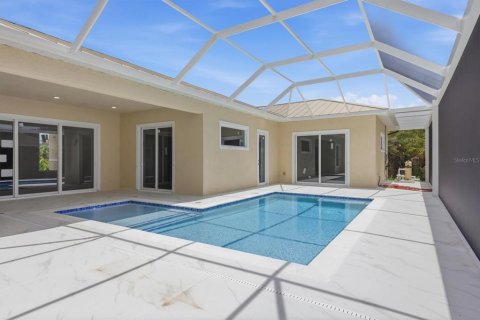 House in Port Charlotte, Florida 4 bedrooms, 232.26 sq.m. № 2220910 - photo 4