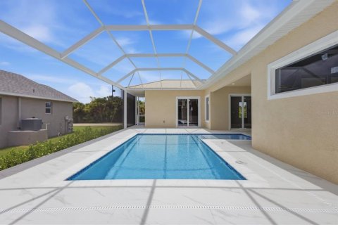 House in Port Charlotte, Florida 4 bedrooms, 232.26 sq.m. № 2220910 - photo 5
