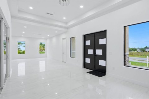 House in Port Charlotte, Florida 4 bedrooms, 232.26 sq.m. № 2220910 - photo 12