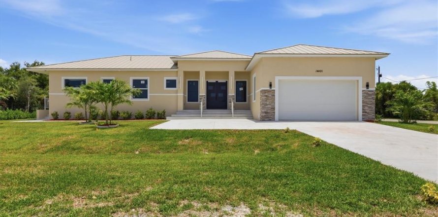 House in Port Charlotte, Florida 4 bedrooms, 232.26 sq.m. № 2220910