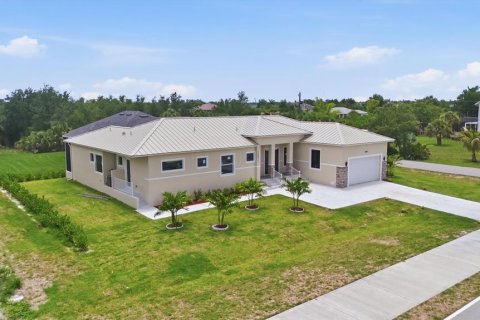 House in Port Charlotte, Florida 4 bedrooms, 232.26 sq.m. № 2220910 - photo 3