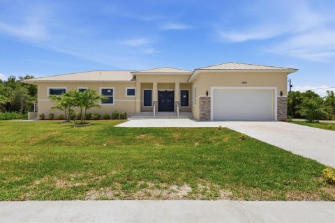 House in Port Charlotte, Florida 4 bedrooms, 232.26 sq.m. № 2220910 - photo 7