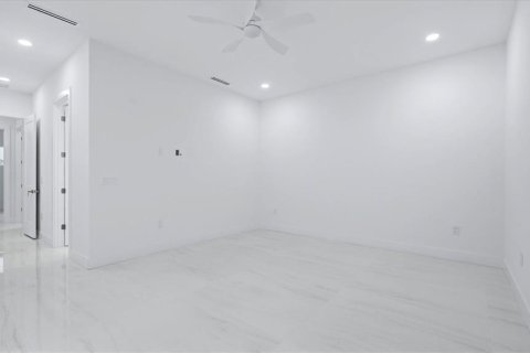 House in Port Charlotte, Florida 4 bedrooms, 232.26 sq.m. № 2220910 - photo 25