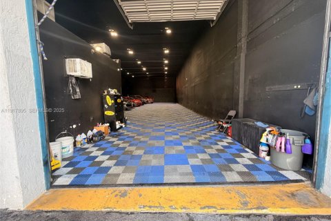 Commercial property in Miami, Florida № 2039751 - photo 8