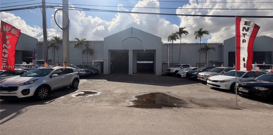 Commercial property in Miami, Florida № 2039751