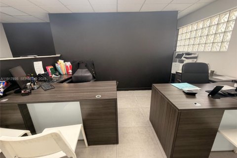Commercial property in Miami, Florida № 2039751 - photo 6