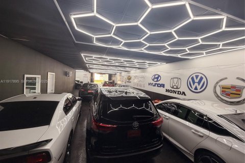 Commercial property in Miami, Florida № 2039751 - photo 2