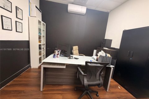 Commercial property in Miami, Florida № 2039751 - photo 7