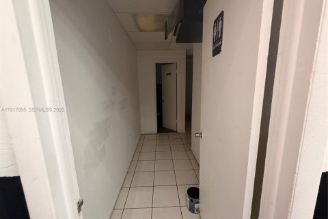 Commercial property in Miami, Florida № 2039751 - photo 11