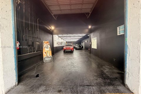 Commercial property in Miami, Florida № 2039751 - photo 9