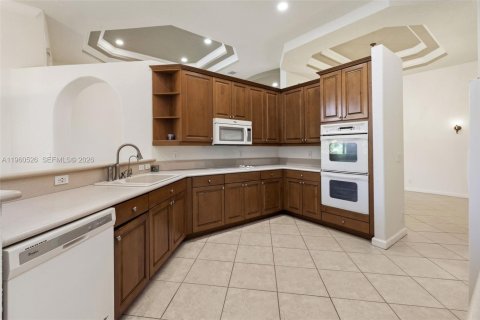 House in Miramar, Florida 4 bedrooms, 254.55 sq.m. № 2023678 - photo 10