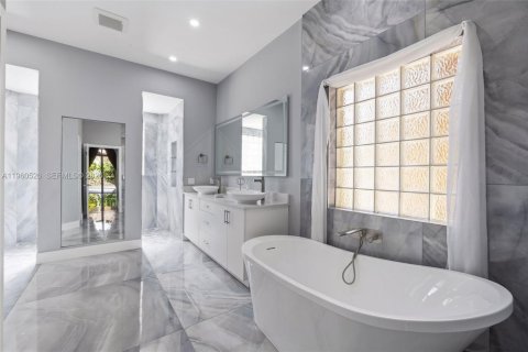 House in Miramar, Florida 4 bedrooms, 254.55 sq.m. № 2023678 - photo 14