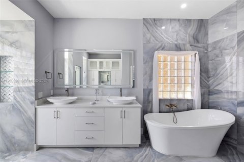 House in Miramar, Florida 4 bedrooms, 254.55 sq.m. № 2023678 - photo 17