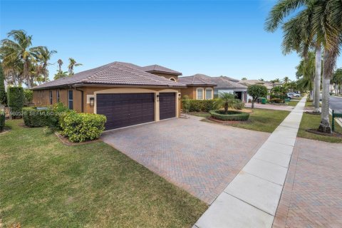 House in Miramar, Florida 4 bedrooms, 254.55 sq.m. № 2023678 - photo 3