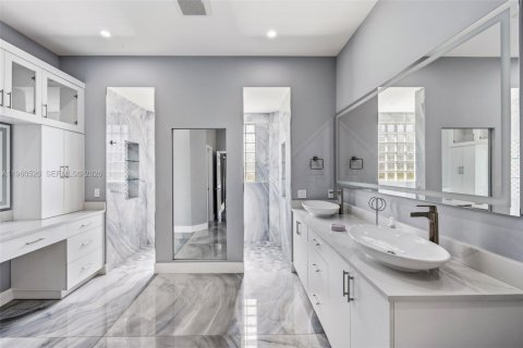 House in Miramar, Florida 4 bedrooms, 254.55 sq.m. № 2023678 - photo 15