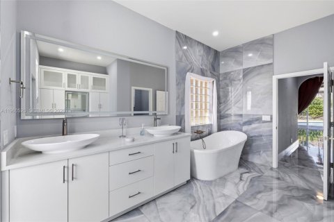 House in Miramar, Florida 4 bedrooms, 254.55 sq.m. № 2023678 - photo 16