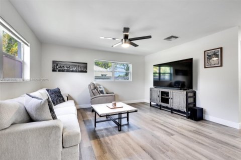 House in Palm Beach Gardens, Florida 3 bedrooms, 85.28 sq.m. № 1970416 - photo 5