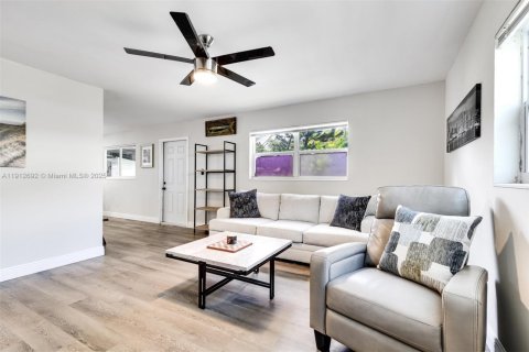 House in Palm Beach Gardens, Florida 3 bedrooms, 85.28 sq.m. № 1970416 - photo 7