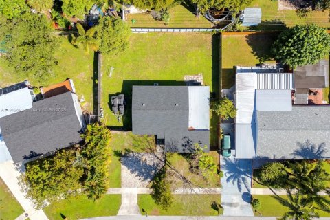 House in Palm Beach Gardens, Florida 3 bedrooms, 85.28 sq.m. № 1970416 - photo 2