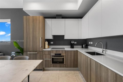 Condominio en venta en Miami, Florida, 1 dormitorio, 53.05 m2 № 2002474 - foto 5