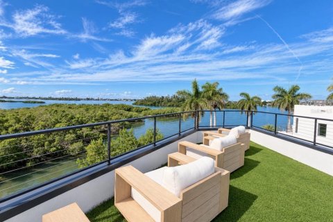 House in Sarasota, Florida 4 bedrooms, 306.02 sq.m. № 2393485 - photo 15