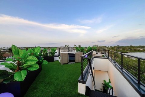 House in Sarasota, Florida 4 bedrooms, 306.02 sq.m. № 2393485 - photo 18
