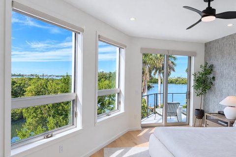 House in Sarasota, Florida 4 bedrooms, 306.02 sq.m. № 2393485 - photo 25