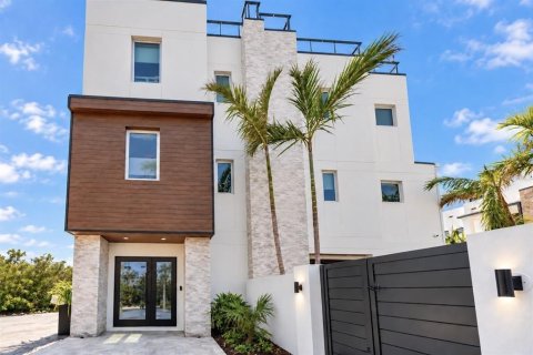 House in Sarasota, Florida 4 bedrooms, 306.02 sq.m. № 2393485 - photo 10