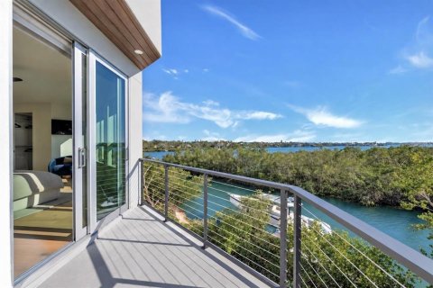 House in Sarasota, Florida 4 bedrooms, 306.02 sq.m. № 2393485 - photo 23