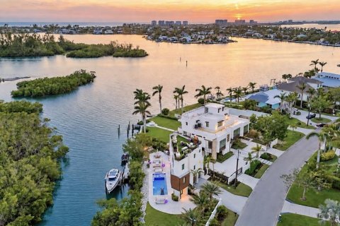 House in Sarasota, Florida 4 bedrooms, 306.02 sq.m. № 2393485