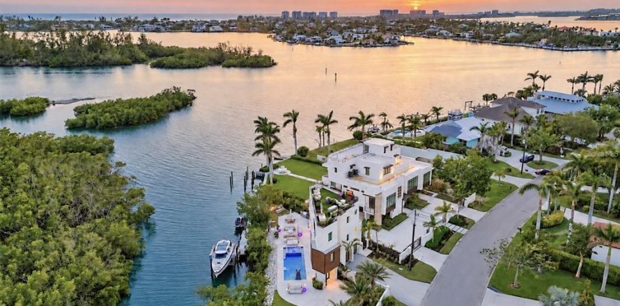 House in Sarasota, Florida 4 bedrooms, 306.02 sq.m. № 2393485
