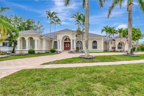 House in Wellington, Florida 5 bedrooms, 381.36 sq.m. № 1738218 - photo 1