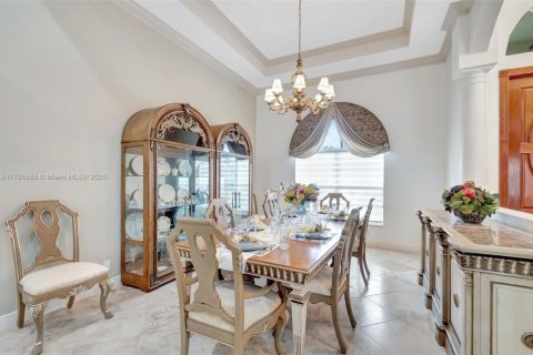 House in Wellington, Florida 5 bedrooms, 381.36 sq.m. № 1738218 - photo 12