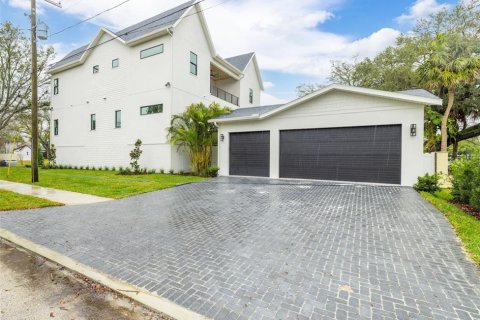House in Tampa, Florida 5 bedrooms, 480.3 sq.m. № 1658490 - photo 6