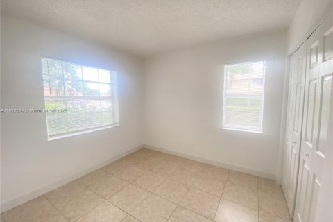 Copropriété à louer à Pembroke Pines, Floride: 2 chambres, 84.91 m2 № 1954707 - photo 4